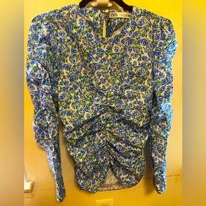 NWT Zara beautiful ruched sleeves and side Blouse size M blue flower print